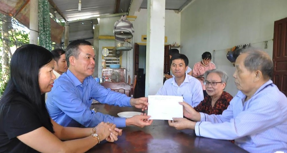 Trưởng ban Tuyên giáo Tỉnh ủy Đặng Ngọc Dũng thăm, tặng quà gia đình chính sách tại huyện Nghĩa Hành