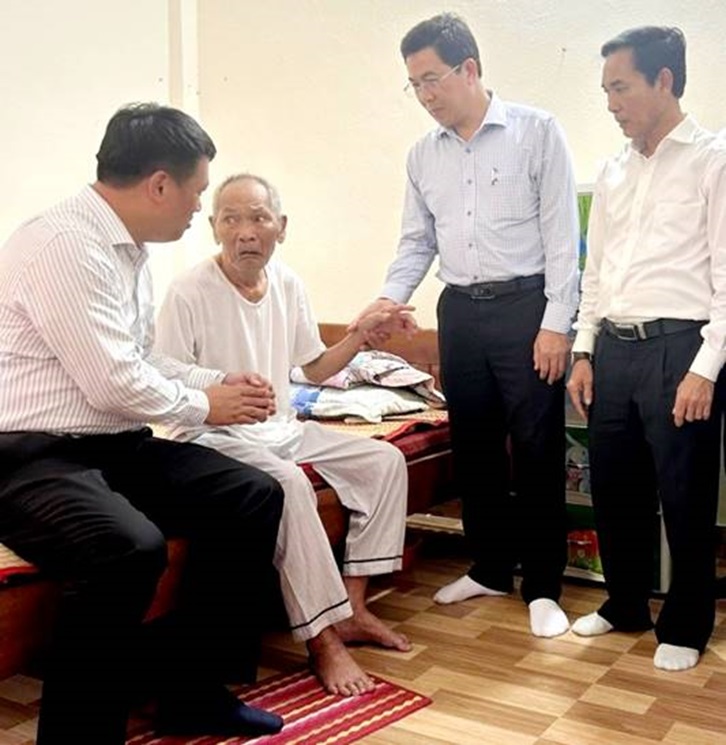 Phó Bí thư Thường trực Tỉnh ủy, Trưởng Đoàn ĐBQH tỉnh Đặng Ngọc Huy đến thăm gia đình chính sách, người có công tại huyện Tư Nghĩa (2)
