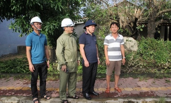 Chủ tịch UBND tỉnh Đặng Văn Minh thăm hỏi, động viên người dân sau bão số 9 (1)