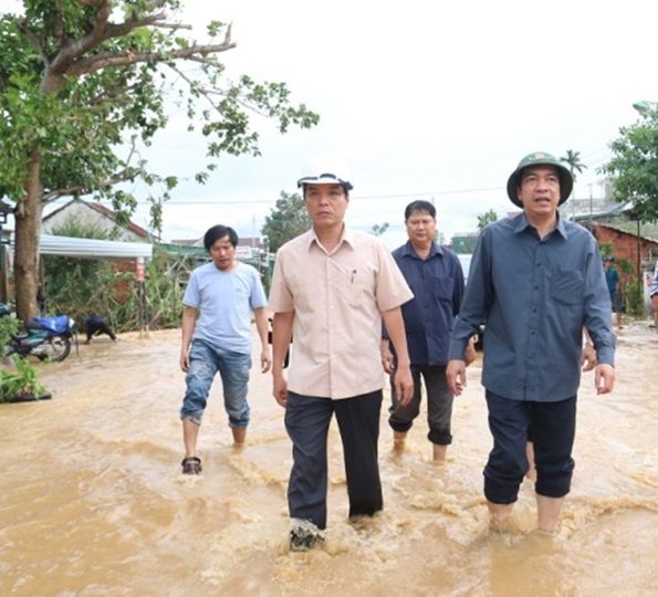 Phó Chủ tịch UBND tỉnh Đặng Ngọc Dũng kiểm tra công tác khắc phục sau bão tại huyện Nghĩa Hành