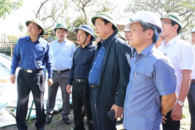 Bộ trưởng Nguyễn Xuân Cường cùng lãnh đạo tỉnh kiểm tra tại Trường THPT Chu Văn An, huyện Tư Nghĩa