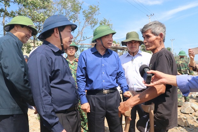 Bộ trưởng Nguyễn Xuân Cường hỏi thăm người dân về tình hình thiệt hại sau bão số 9