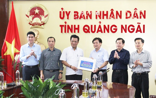 Tập đoàn Điện lực Việt Nam và Tổng Công ty Điện lực Miền Trung trao ủng hộ tỉnh 01 tỷ đồng khắc phục hậu quả sau bão số 9