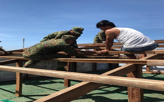 Bộ đội giúp dân Lý Sơn lợp lại mái nhà