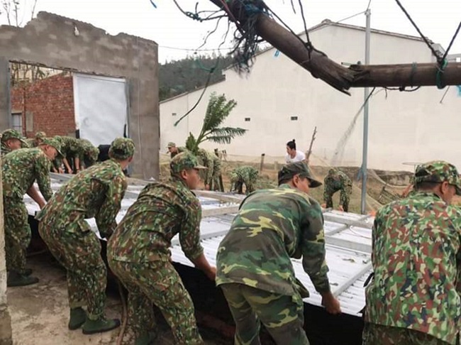 Bộ đội giúp dân Lý Sơn lợp lại mái nhà(1)