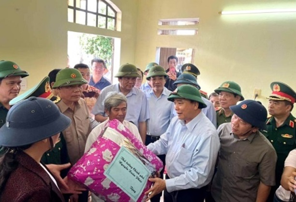 Thủ tướng Chính phủ Nguyễn Xuân Phúc thăm hỏi, động viên gia đình ông Trần Văn Đô, huyện Tư Nghĩa