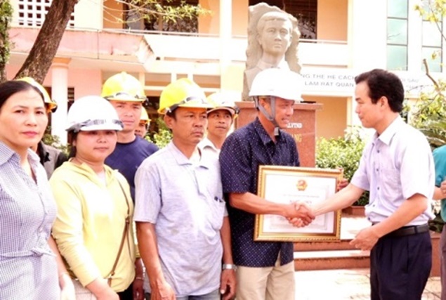 UBND tỉnh tặng Bằng khen cho doanh nghiệp hỗ trợ Quảng Ngãi khắc phục hậu quả bão số 9