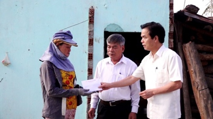 Phó Chủ tịch UBND tỉnh Đặng Ngọc Dũng trao tiền hỗ trợ gia đình chị Nguyễn Thị Mốc, huyện Nghĩa Hành