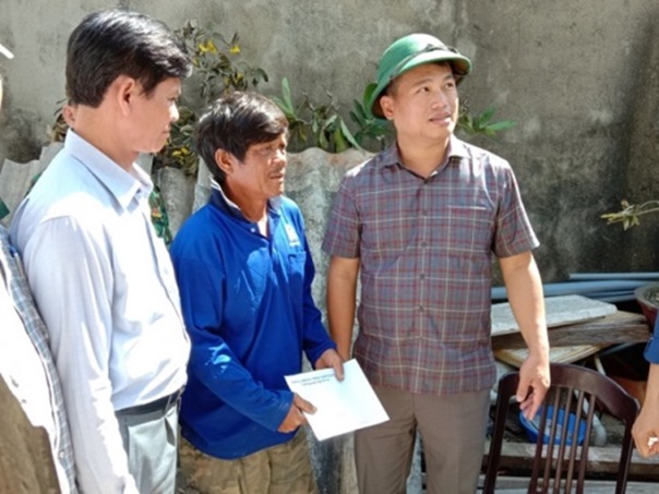 Phó Bí thư Thường trực Tỉnh ủy Đặng Ngọc Huy trao hỗ trợ cho hộ dân Lý Sơn bị sập nhà