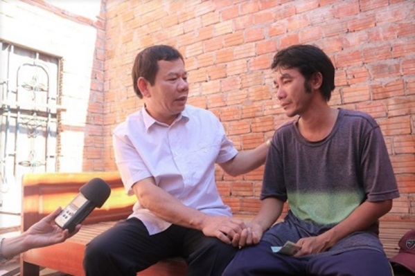 Chủ tịch UBND tỉnh Đặng Văn Minh thăm hỏi, động viên, trao tiền hỗ trợ cho gia đình có nhà bị tốc mái ở xã ven biển Nghĩa An