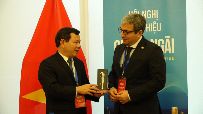 Chủ tịch UBND tỉnh tặng quà lưu niệm cho Ngài Đại sứ Azerbaijan