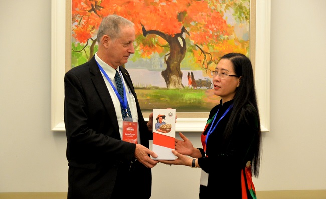 Bí thư Tỉnh ủy tặng quà lưu niệm cho Ngài Đại sứ Israel tại Việt Nam