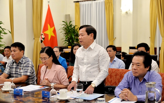 Chủ tịch UBND tỉnh Đặng Văn Minh bày tỏ mong muốn Bộ Ngoại giao tiếp tục hỗ trợ, tạo điều kiện thuận lợi cho tỉnh tổ chức gặp gỡ, tiếp xúc với các đối tác