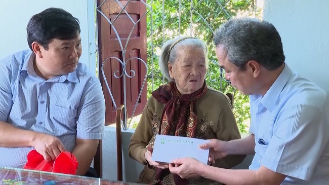 Trưởng Ban Tuyên giáo Tỉnh uỷ Đặng Ngọc Dũng thăm, tặng quà Tết Mẹ Việt Nam anh hùng