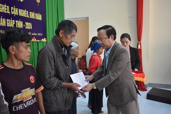 Trưởng ban Nội chính Tỉnh ủy Lương Kim Sơn thăm, tặng quà Tết ở huyện Sơn Hà