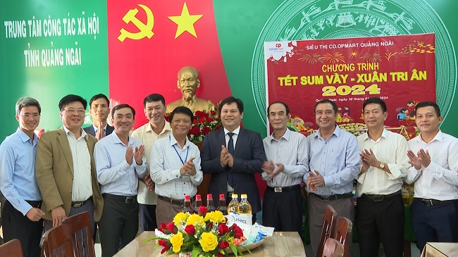 Phó Chủ tịch UBND tỉnh Trần Phước Hiền thăm, chúc Tết Trung tâm Công tác xã hội tỉnh