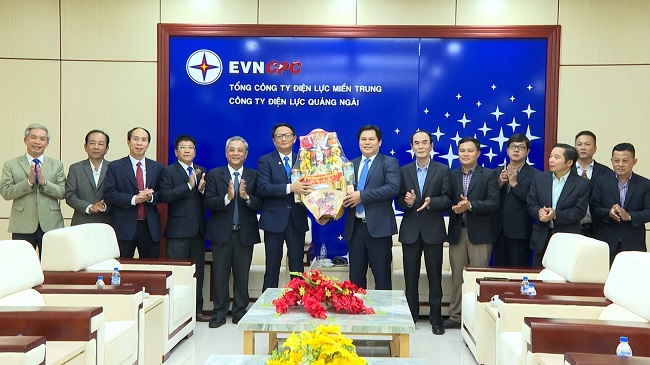 Phó Chủ tịch UBND tỉnh Trần Phước Hiền thăm, chúc Tết Công ty Điện lực Quảng Ngãi