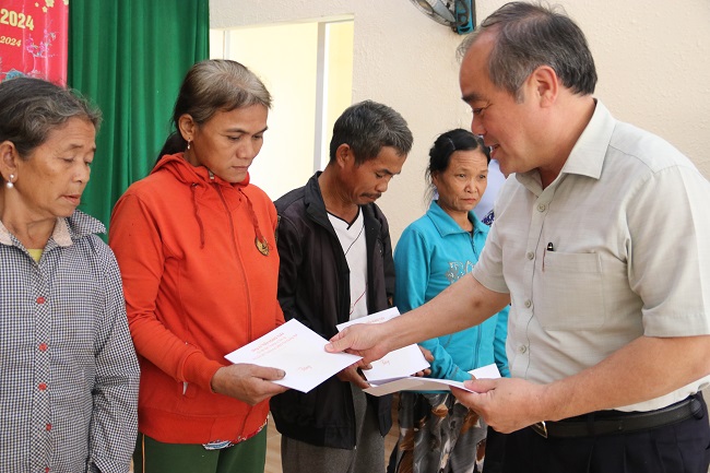 Phó Chủ tịch Thường trực UBND tỉnh Trần Hoàng Tuấn trao tặng quà Tết cho hộ nghèo
