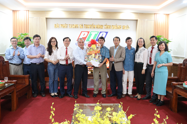 Phó Chủ tịch Thường trực UBND tỉnh Trần Hoàng Tuấn thăm, chúc Tết Đài Phát thanh - Truyền hình Quảng Ngãi