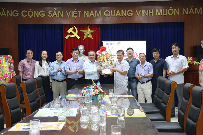 Phó Chủ tịch Thường trực UBND tỉnh Trần Hoàng Tuấn thăm, chúc Tết Báo Quảng Ngãi