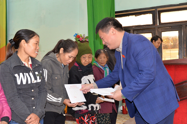 Phó Bí thư Thường trực Tỉnh uỷ, Trưởng đoàn ĐBQH tỉnh Đặng Ngọc Huy trao quà Tết cho các hộ nghèo