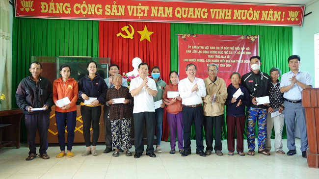 Chủ tịch UBND tỉnh Đặng Văn Minh cùng các đơn vị, doanh nghiệp tặng quà cho người dân xã Phổ An