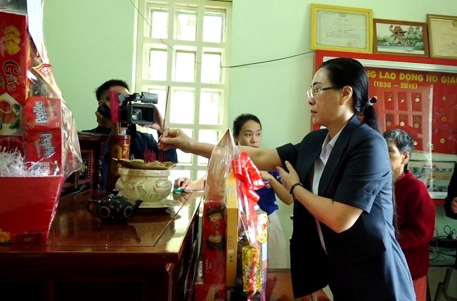 Bí thư Tỉnh ủy Bùi Thị Quỳnh Vân viếng mộ Cụ Huỳnh Thúc Kháng