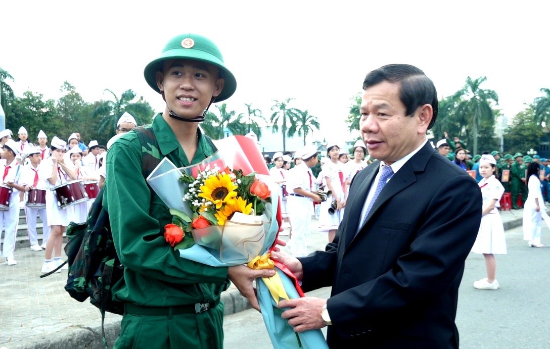 Chủ tịch UBND tỉnh Đặng Văn Minh tặng hoa, động viên các tân binh TP.Quảng Ngãi lên đường nhập ngũ