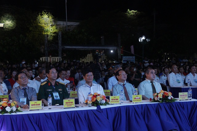 Các đồng chí lãnh đạo tỉnh dự Lễ khai mạc Tuần lễ Du lịch Quảng Ngãi và Chuỗi sự kiện văn hóa, thể thao, du lịch huyện Lý Sơn