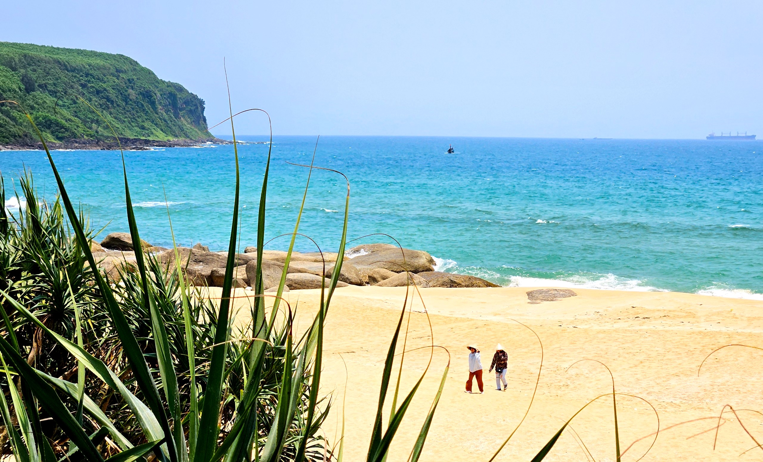 Đoàn đến tham quan bãi biển Hòn Cóc thuộc vịnh Dung Quất, xã Bình Thuận, huyện Bình Sơn – Nơi còn giữ nguyên vẻ đẹp hoang sơ, với bãi cát vàng và làn nước biển trong xanh biếc-