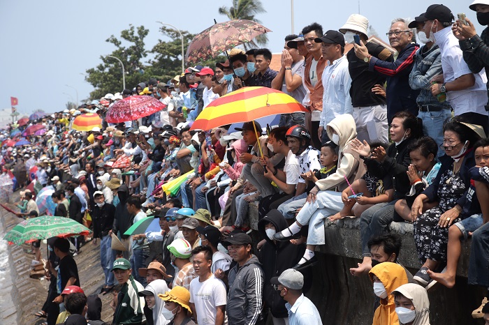 Hàng nghìn người dân Lý Sơn và du khách đã mang theo dù, áo, mũ cổ vũ cho các đội thuyền