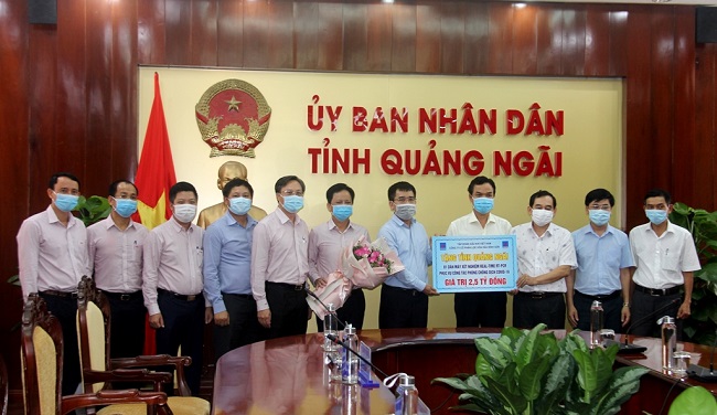 Tập đoàn Dầu khí Việt Nam và Công ty Cổ phần Lọc hóa dầu Bình Sơn tặng Quảng Ngãi máy xét nghiệm Covid