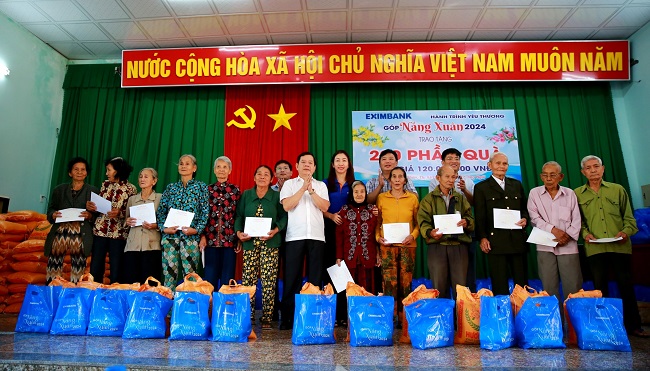 Chủ tịch UBND tỉnh Đặng Văn Minh tặng quà Tết cho người nghèo tại thị xã Đức Phổ