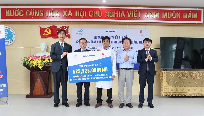 Phó Chủ tịch UBND tỉnh Võ Phiên dự Lễ trao tặng thiết bị y tế cho TTYT huyện Bình Sơn