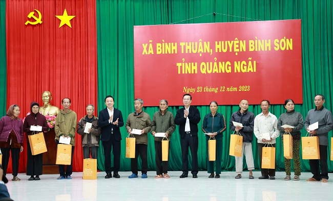 Chủ tịch nước Võ Văn Thưởng tặng quà cho người dân xã Bình Thuận, huyện Bình Sơn