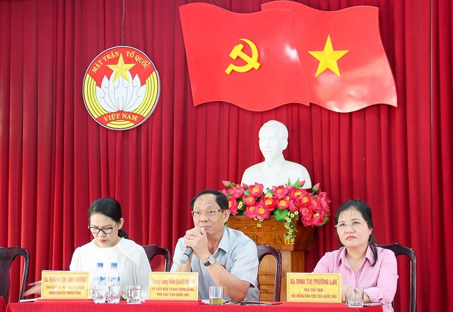 Phó Chủ tịch Quốc hội Trần Quang Phương tiếp xúc cử tri tại xã Bình Đông, huyện Bình Sơn
