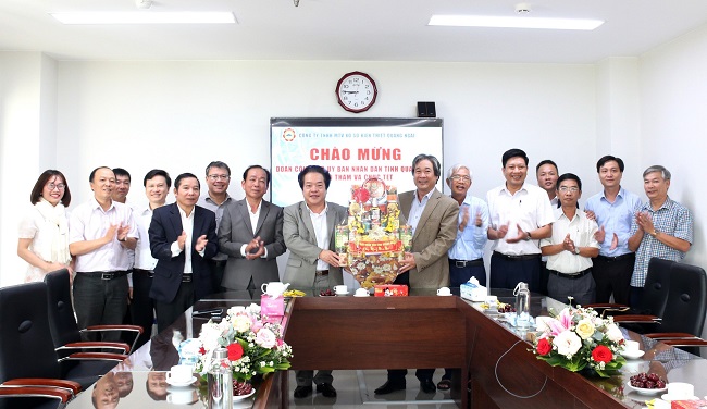 Phó Chủ tịch UBND tỉnh Võ Phiên đến thăm, chúc Tết một số cơ quan, doanh nghiệp và gia đình chính sách nhân dịp Tết