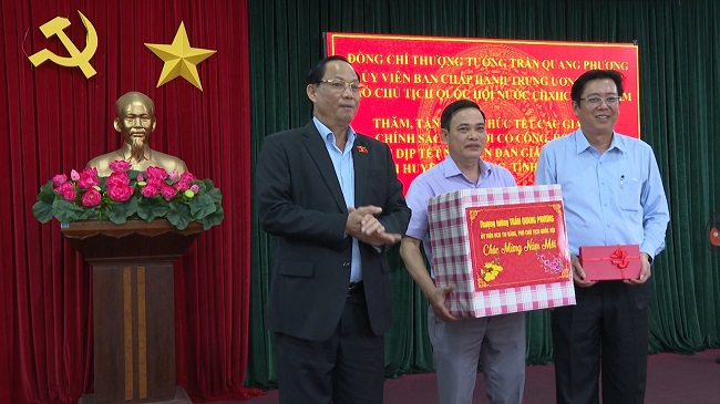 Phó Chủ tịch Quốc hội Trần Quang Phương thăm, chúc Tết Đảng bộ, chính quyền và Nhân dân huyện Trà Bồng