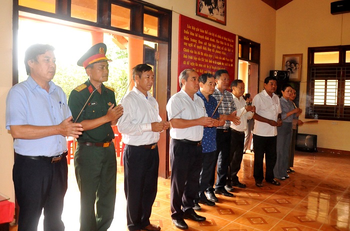 Phó Chủ tịch Thường trực UBND tỉnh Trần Hoàng Tuấn thăm, tặng quà gia đình chiến sĩ Điện Biên