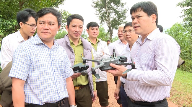 Phó Chủ tịch UBND tỉnh Trần Phước Hiền kiểm tra công tác bảo vệ và phát triển rừng trên địa bàn huyện Ba Tơ