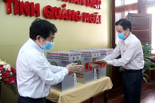 Trường Đại học Sư phạm- Đại học Đà Nẵng tặng máy rửa tay tự động cho tỉnh Quảng Ngãi