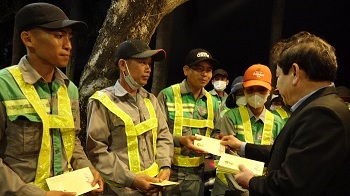 Chủ tịch UBND tỉnh Đặng Văn Minh thăm, tặng quà, động viên công nhân môi trường