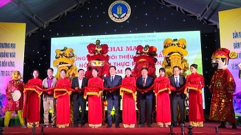 Phó Chủ tịch UBND tỉnh Trần Phước Hiền dự khai mạc Chương trình “Giới thiệu sản phẩm OCOP và nông sản thực phẩm an toàn năm 2023”