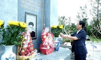 Bí thư Tỉnh ủy Bùi Thị Quỳnh Vân viếng mộ Cụ Huỳnh Thúc Kháng và thăm các gia đình chính sách tiêu biểu