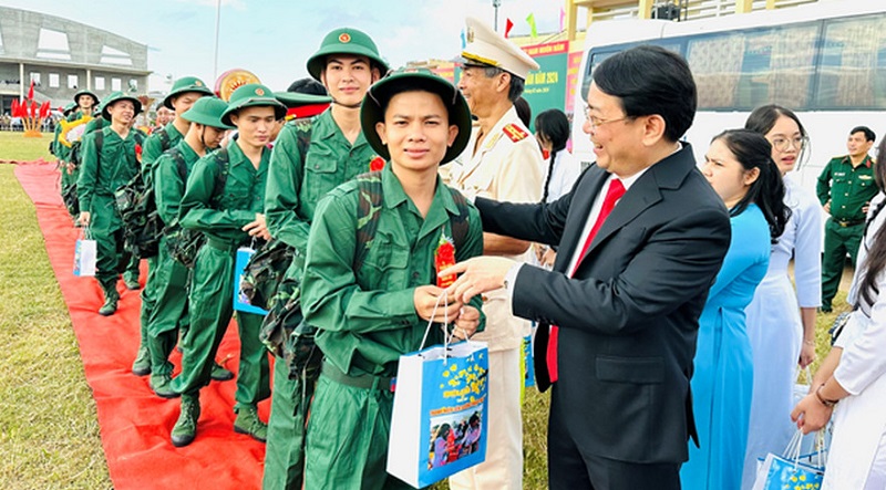 Nearly 2,800 Quang Ngai's youth join the army in 2024 (11)