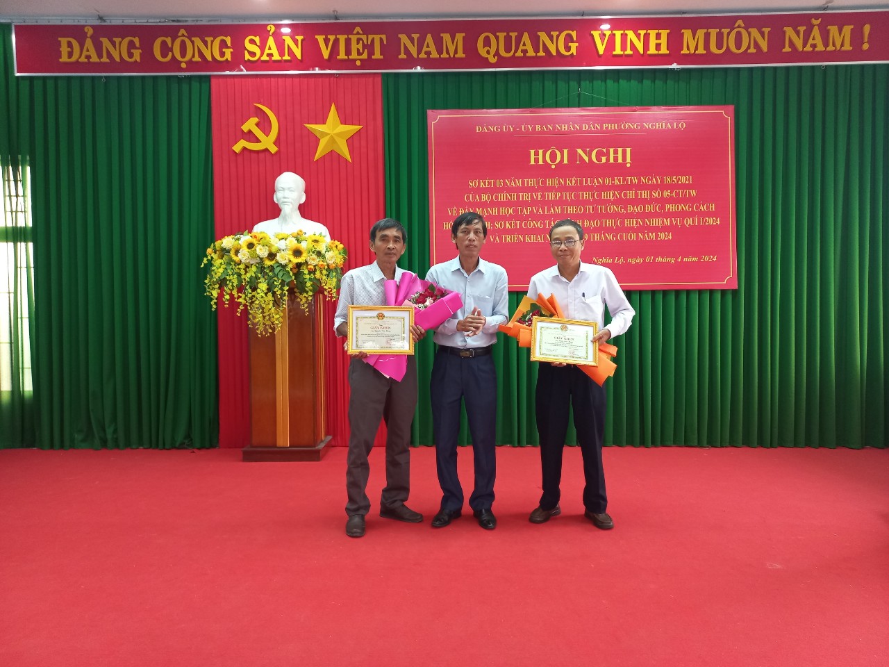 Đồng chí Lê Hồng Thư, PBT Thường trực Đảng ủy trao tăng Giấy khen cho cá nhân 