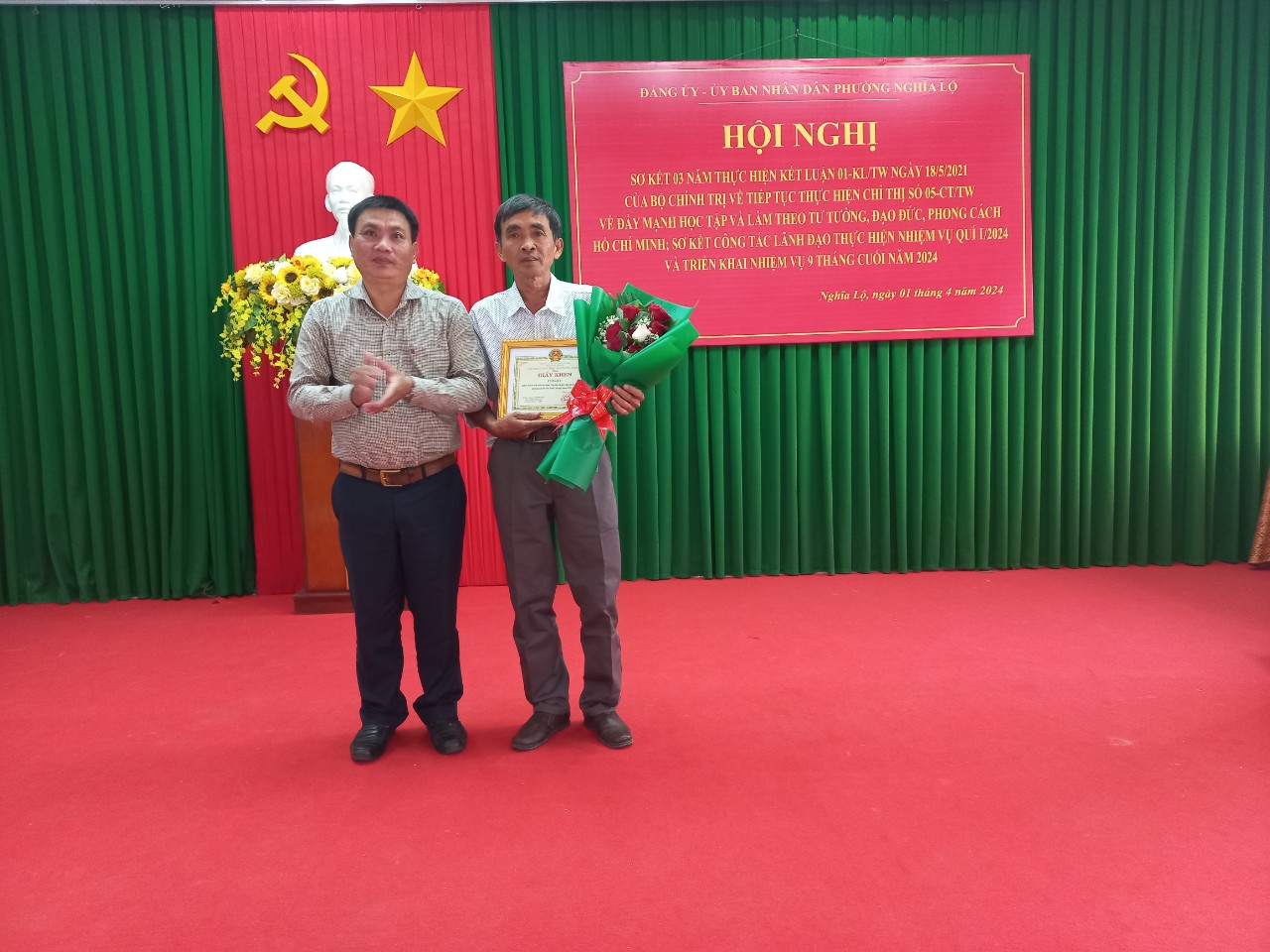Đồng chí Võ Văn Vinh, PBT Đảng ủy, Chủ tịch UBND phường trao tặng Giấy khen cho tập thể chi bộ 3 có thành tích trong việc thực hiện Chỉ thị 05 của Bộ Chính trị 