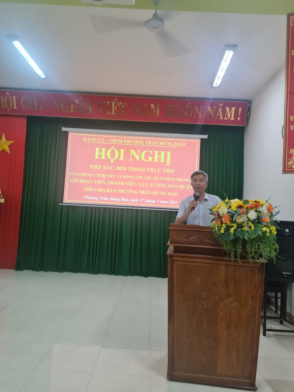 Đồng chí Đặng Ngọc Thanh, Phó Bí thư Đảng ủy - Chủ tịch UBND phường trao đổi một số nội dung tại buổi tiếp xúc 