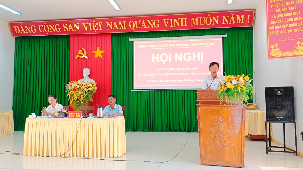 Đồng chí Võ Hồng Thanh, phó chủ tịch UBND phường triển khai báo cáo