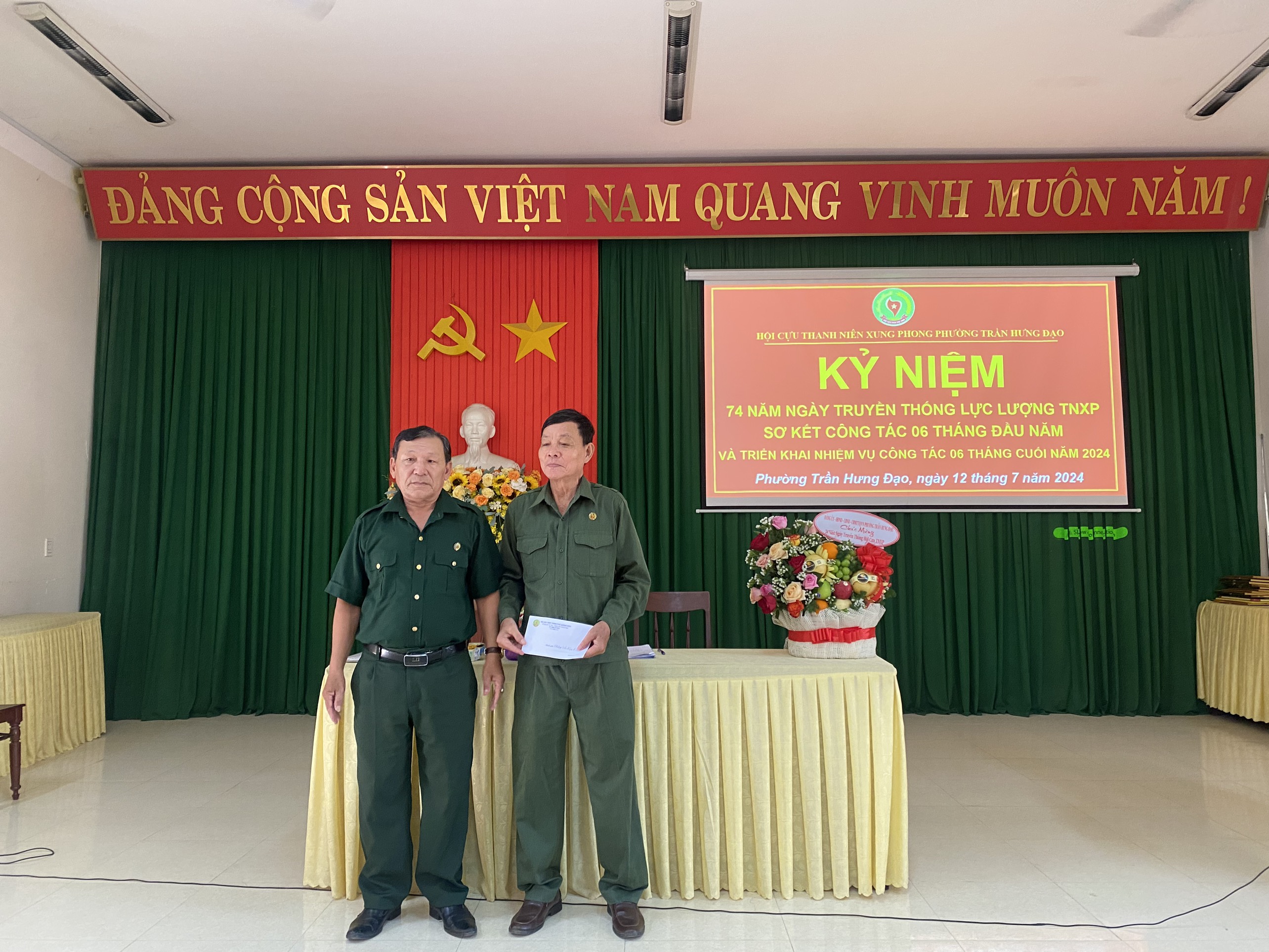 Đồng chí Trần Thị Hồng Phượng, phó Bí thư Đảng ủy phường phát biểu chỉ đạo